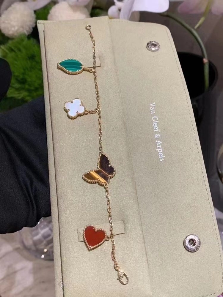 001 Van Cleef & Arpels Hand bracele