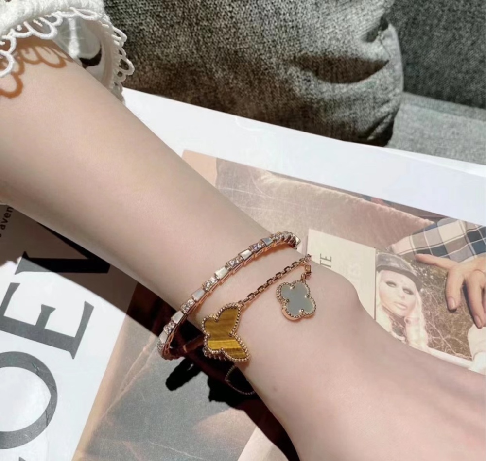 001 Van Cleef & Arpels Hand bracele