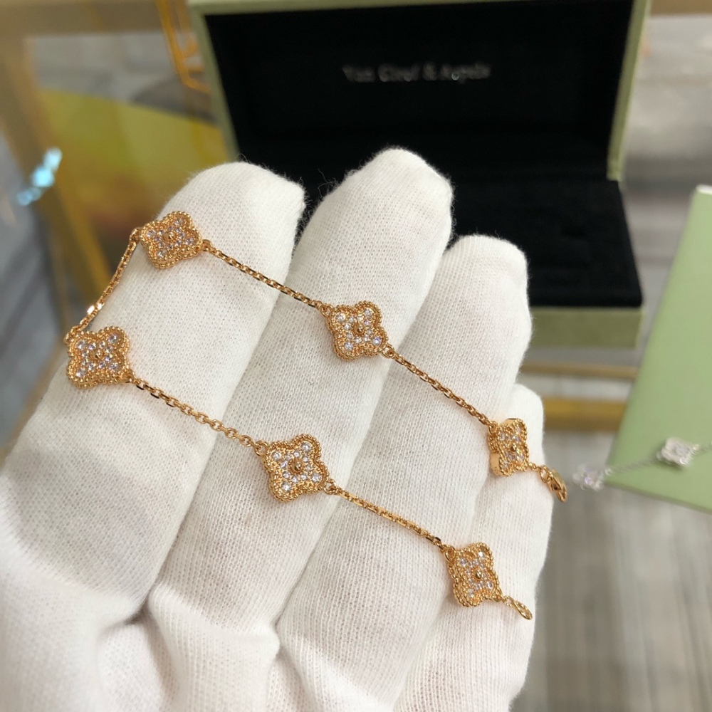 001 Van Cleef & Arpels Hand bracelet