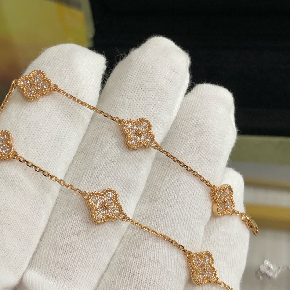 001 Van Cleef & Arpels Hand bracelet