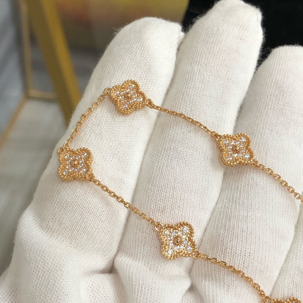 001 Van Cleef & Arpels Hand bracelet