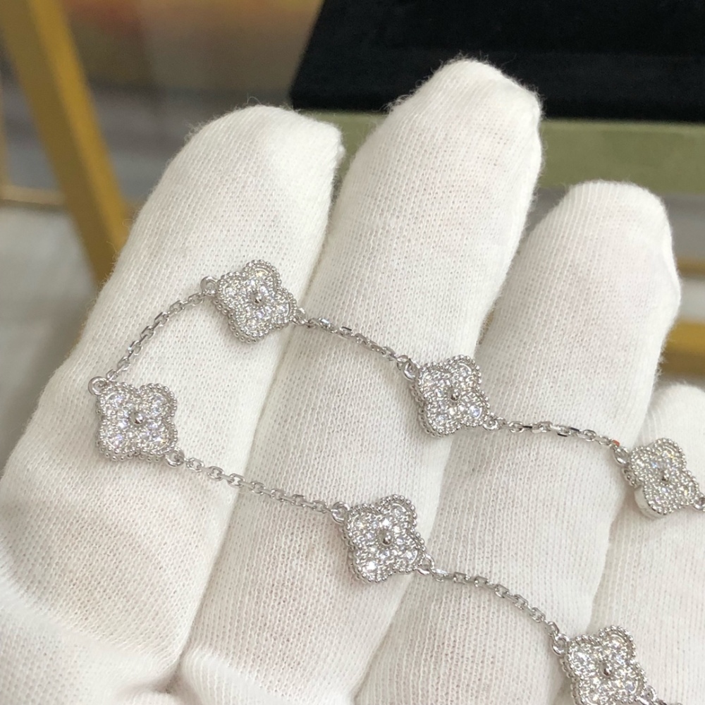 001 Van Cleef & Arpels Hand bracelet