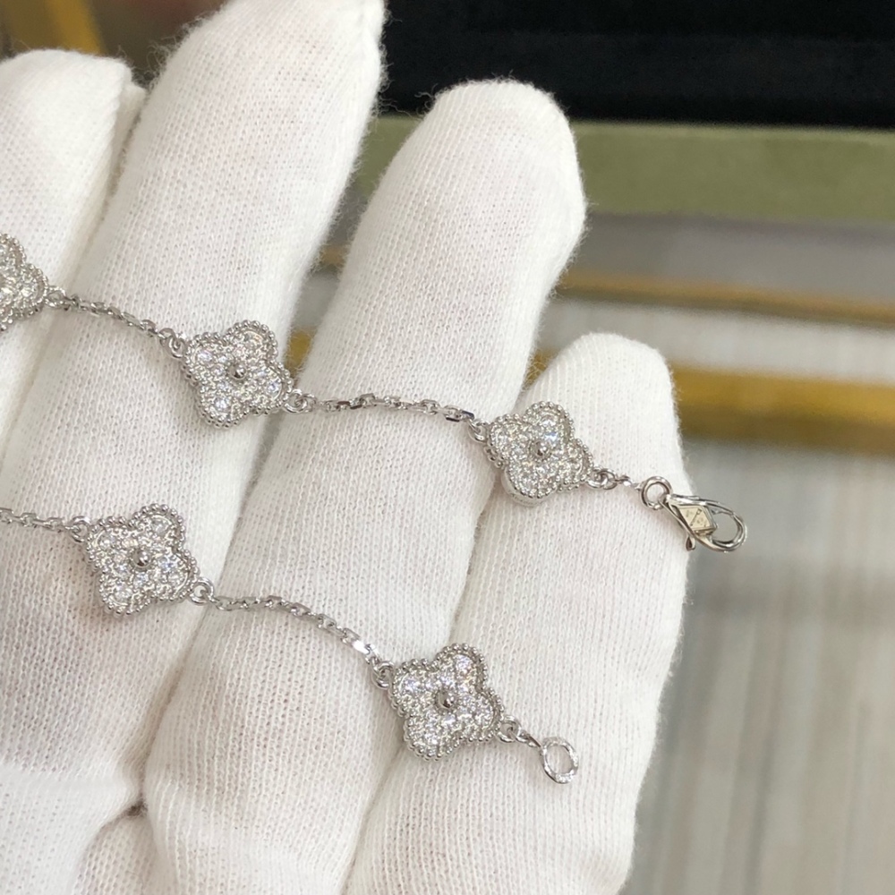 001 Van Cleef & Arpels Hand bracelet
