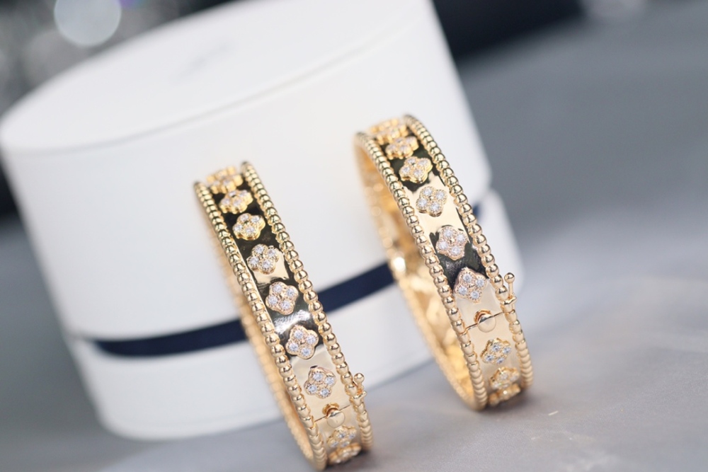 001 Van Cleef & Arpels Hand bracelet