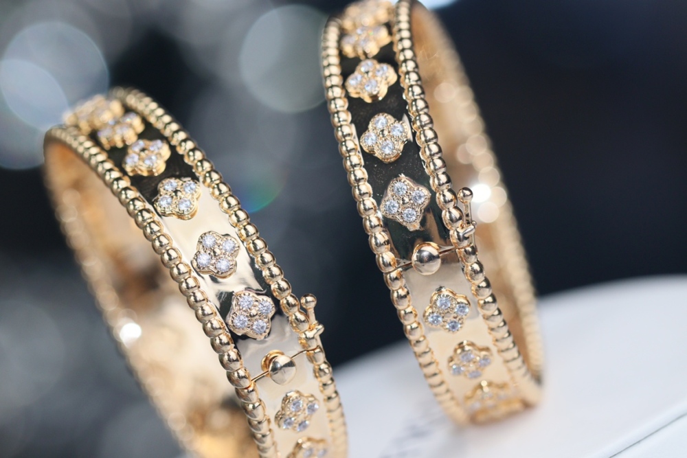 001 Van Cleef & Arpels Hand bracelet