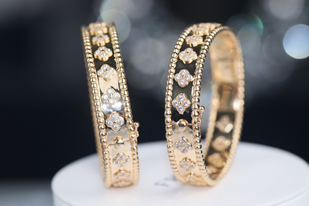 001 Van Cleef & Arpels Hand bracelet