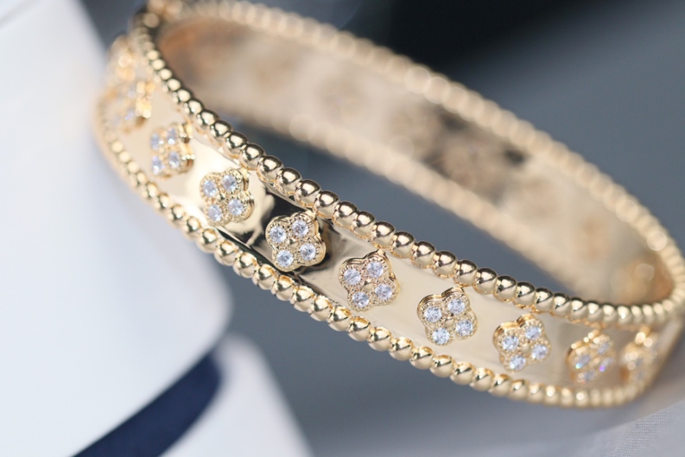 001 Van Cleef & Arpels Hand bracelet