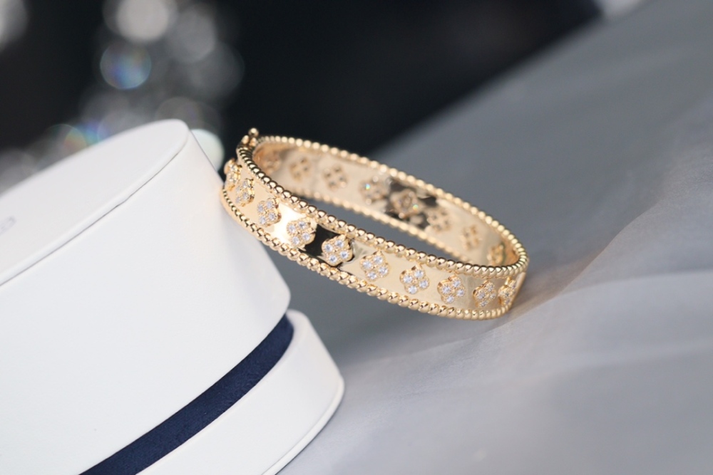001 Van Cleef & Arpels Hand bracelet