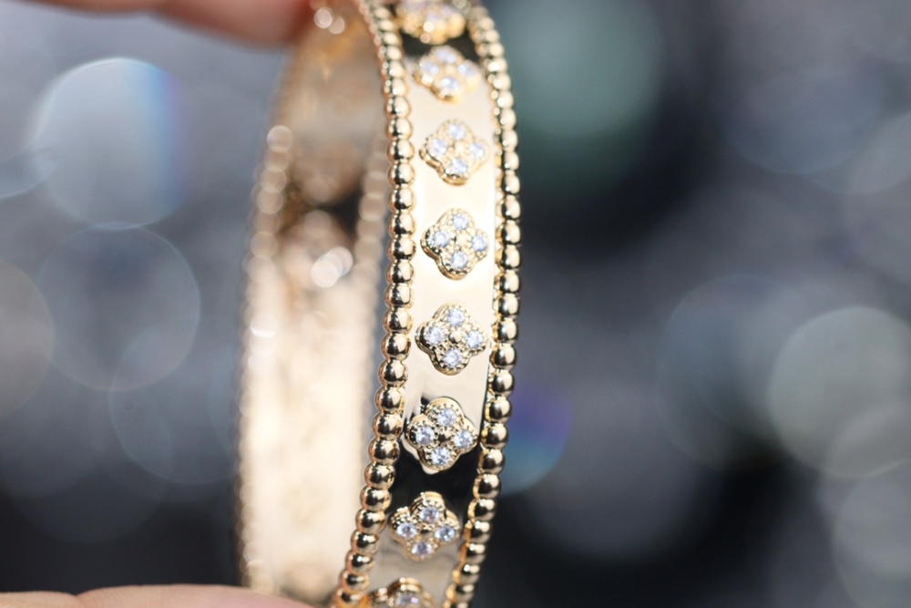 001 Van Cleef & Arpels Hand bracelet