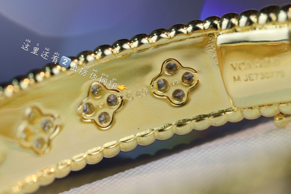 001 Van Cleef & Arpels Hand bracelet