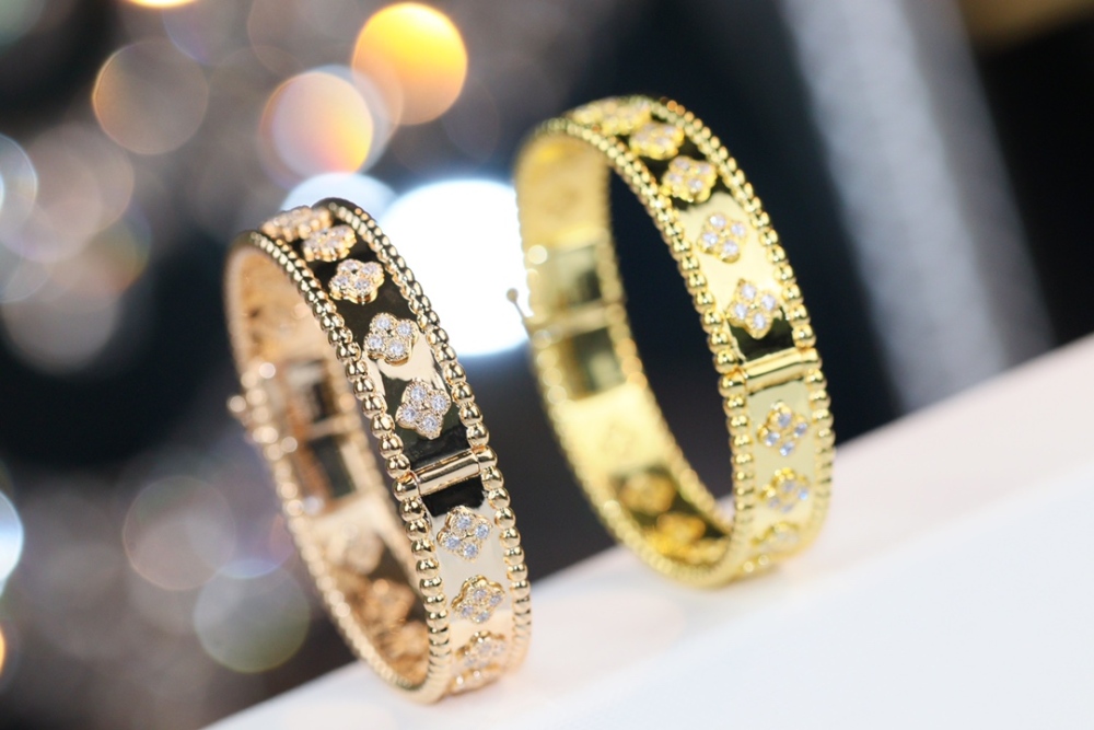 001 Van Cleef & Arpels Hand bracelet