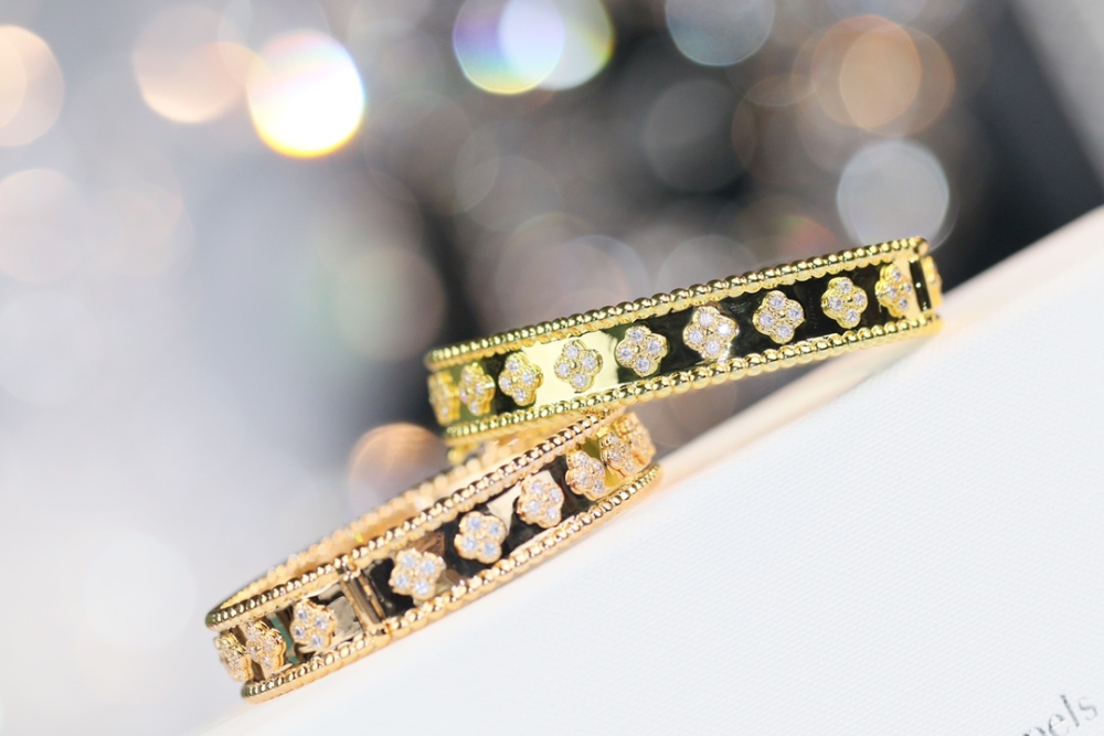 001 Van Cleef & Arpels Hand bracelet