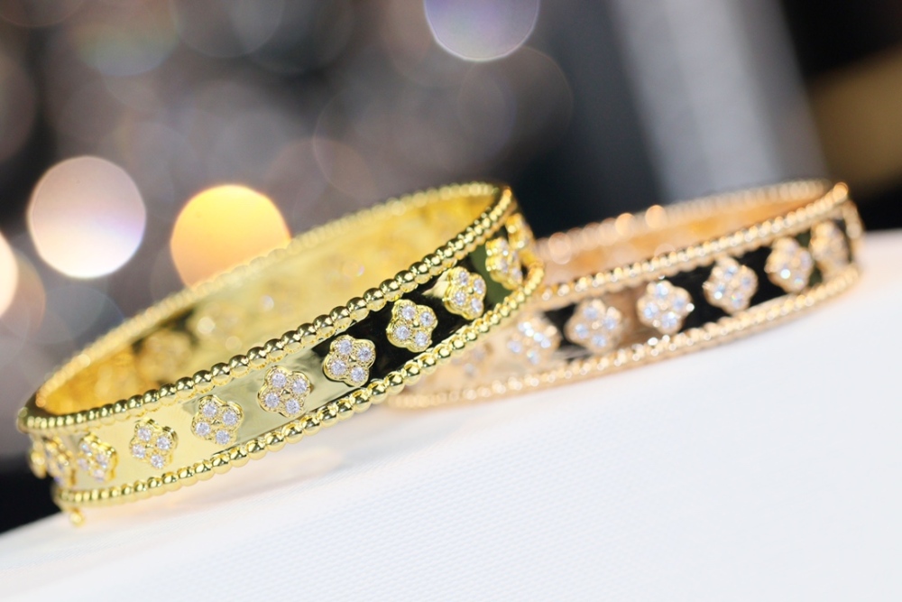 001 Van Cleef & Arpels Hand bracelet