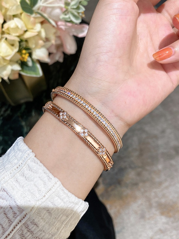001 Van Cleef & Arpels Hand bracelet