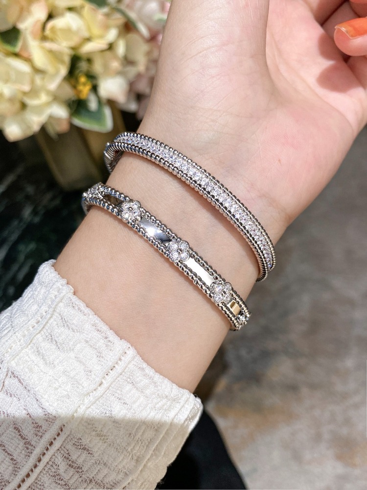 001 Van Cleef & Arpels Hand bracelet