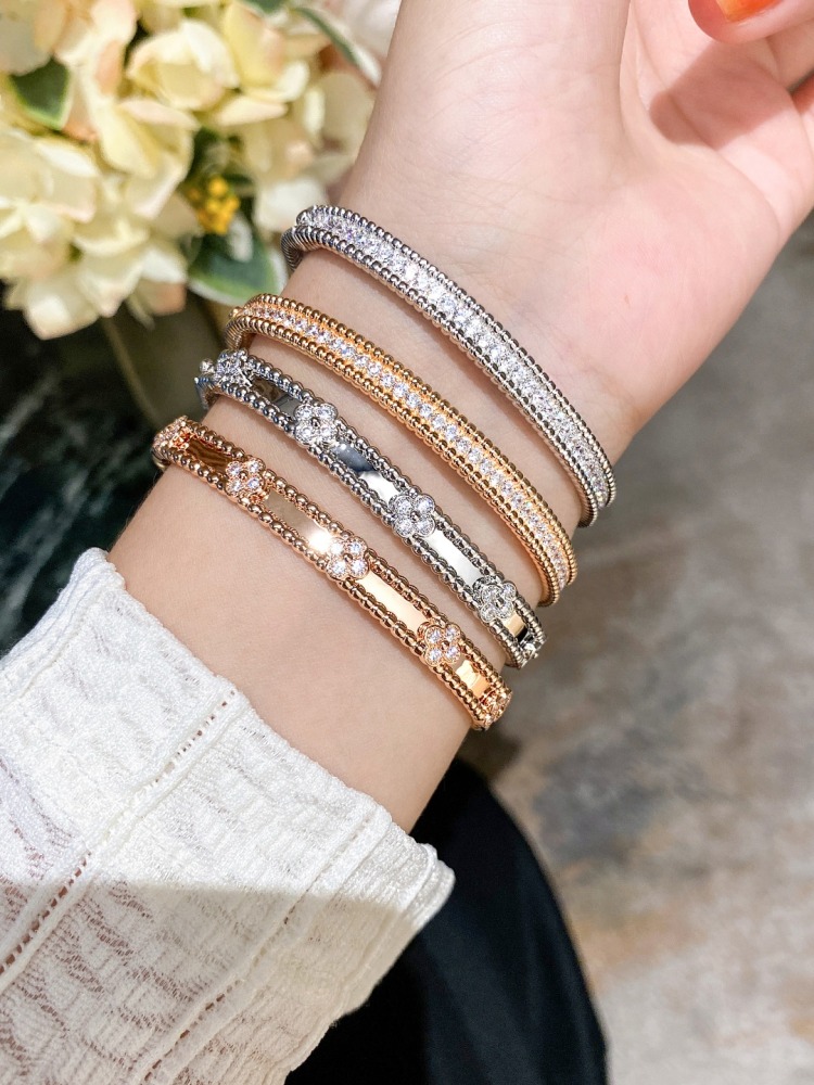 001 Van Cleef & Arpels Hand bracelet