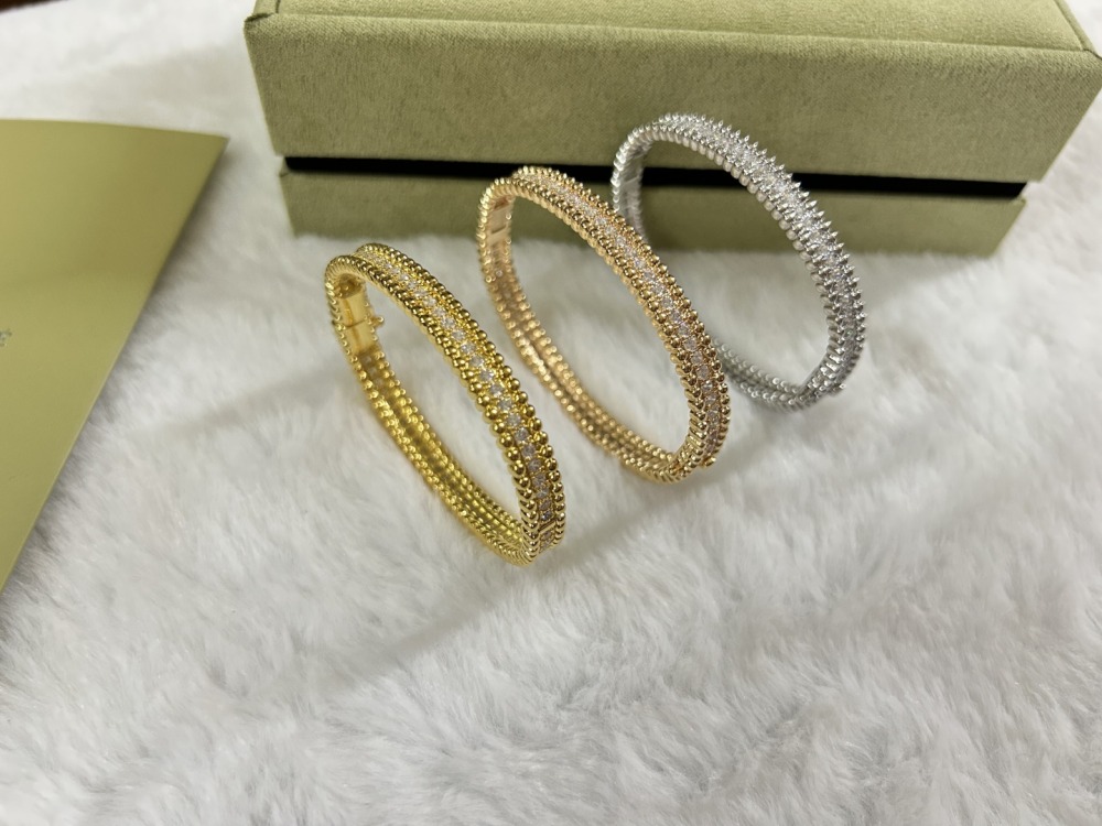 001 Van Cleef & Arpels Hand bracelet