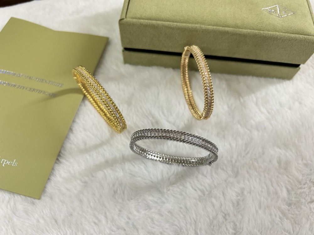 001 Van Cleef & Arpels Hand bracelet