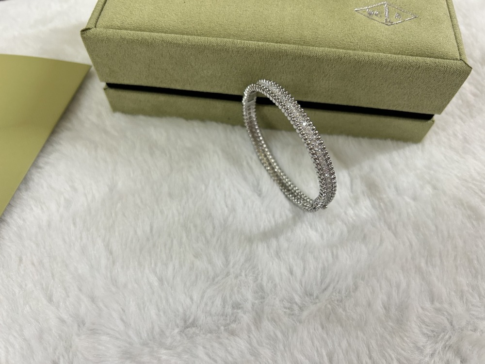 001 Van Cleef & Arpels Hand bracelet