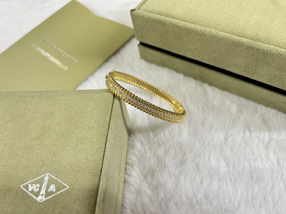 001 Van Cleef & Arpels Hand bracelet
