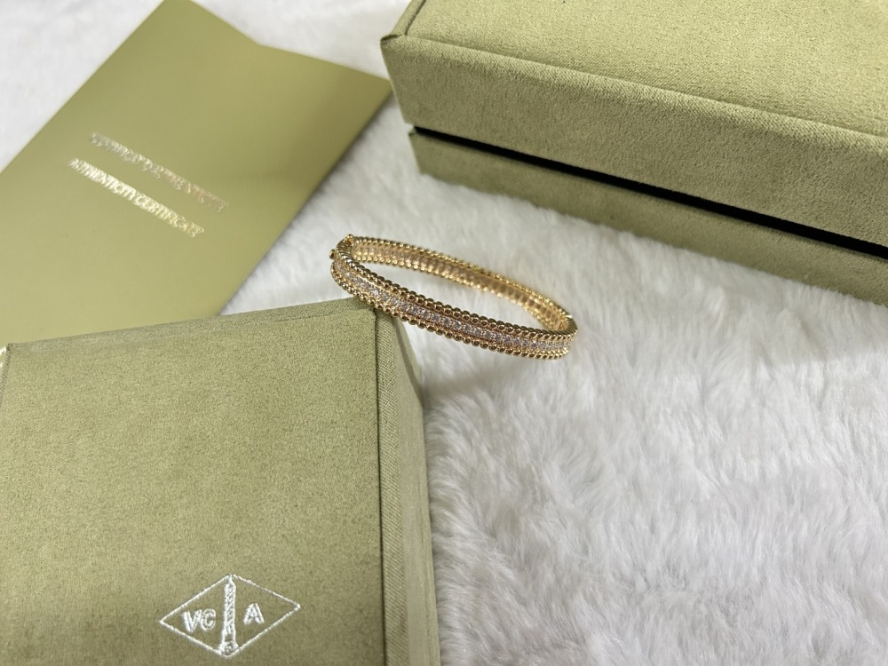 001 Van Cleef & Arpels Hand bracelet
