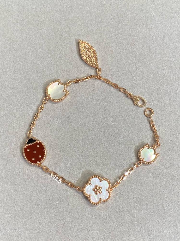 001 Van Cleef & Arpels Hand bracelet