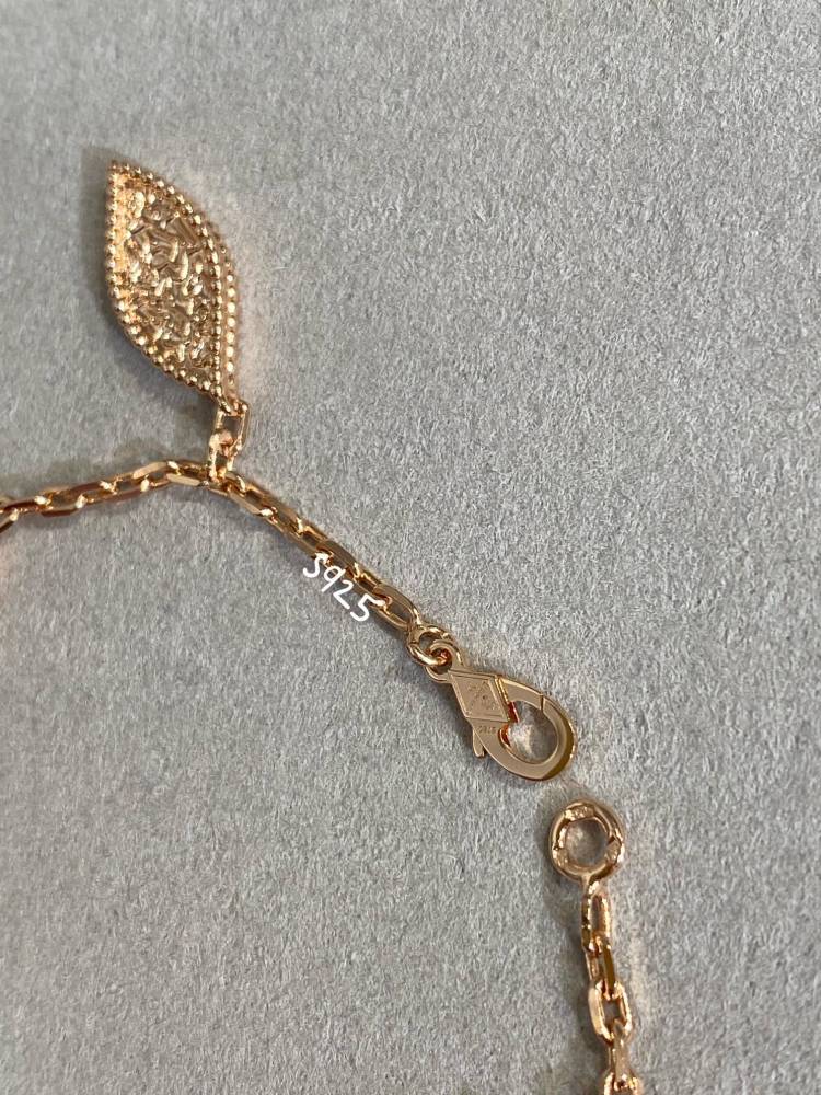 001 Van Cleef & Arpels Hand bracelet