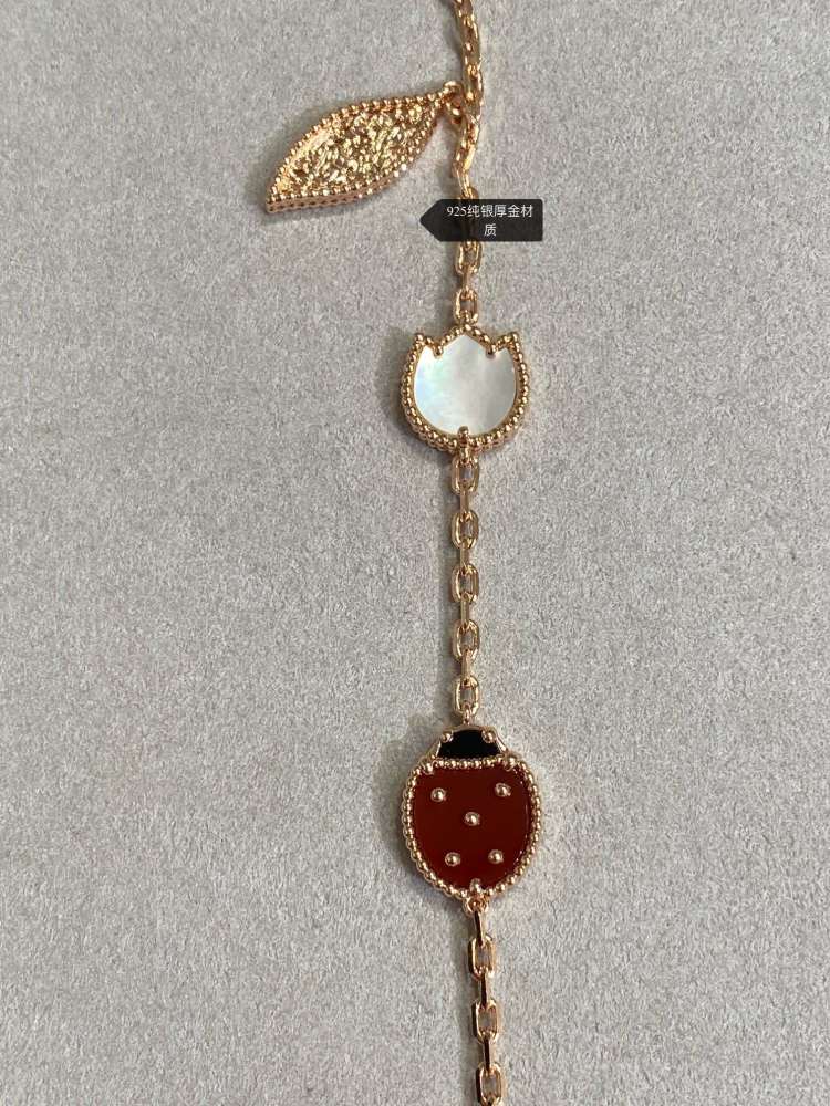 001 Van Cleef & Arpels Hand bracelet