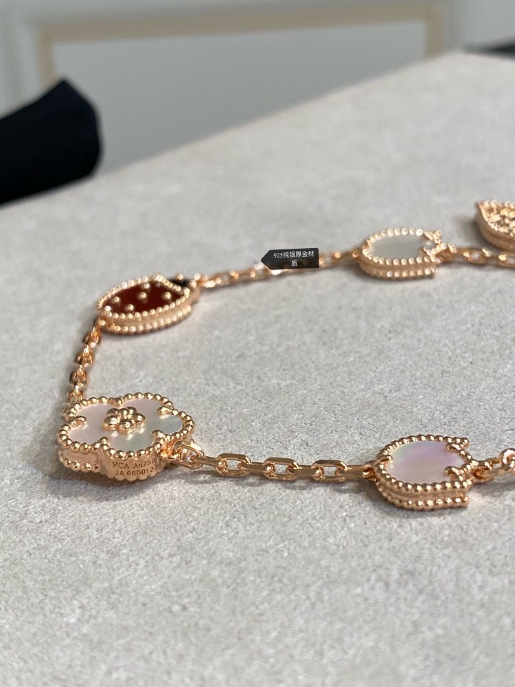 001 Van Cleef & Arpels Hand bracelet
