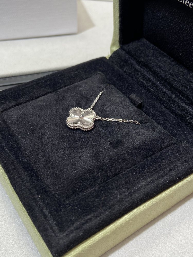 001 Van Cleef & Arpels Necklace