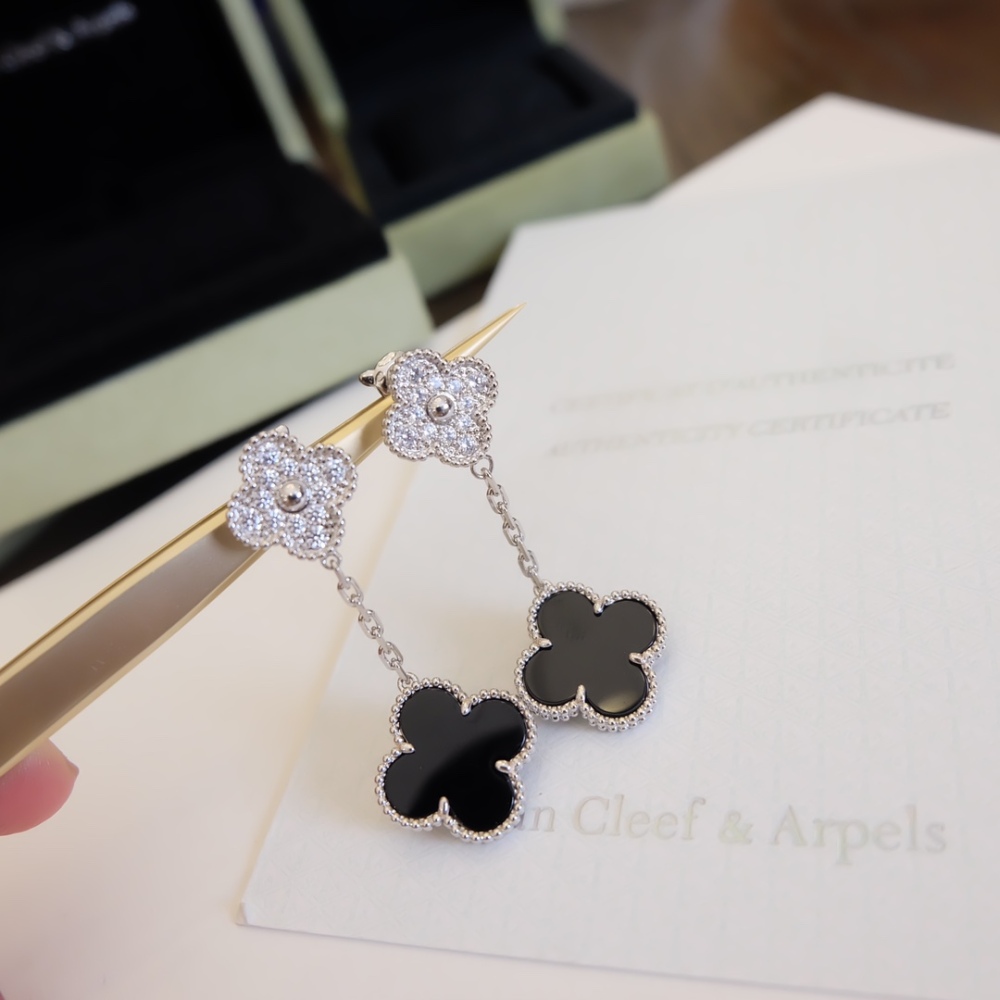 001 Van Cleef & Arpels Earrings