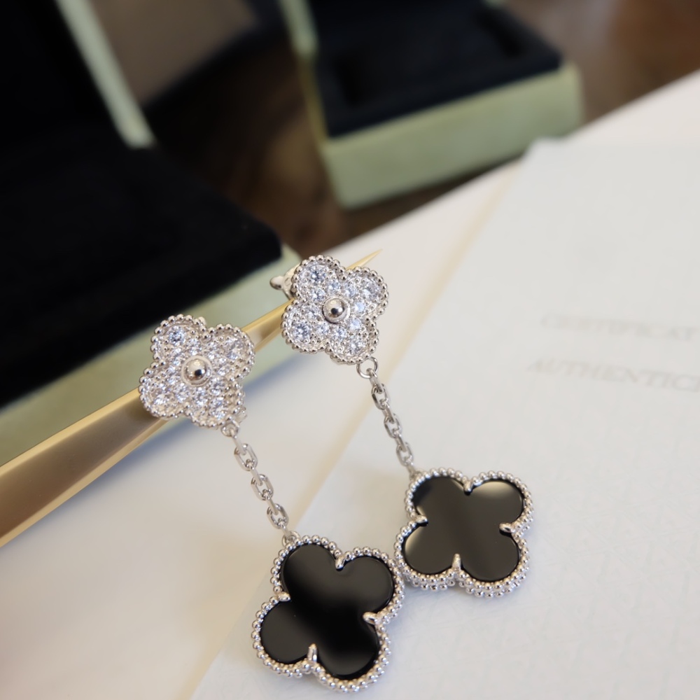001 Van Cleef & Arpels Earrings
