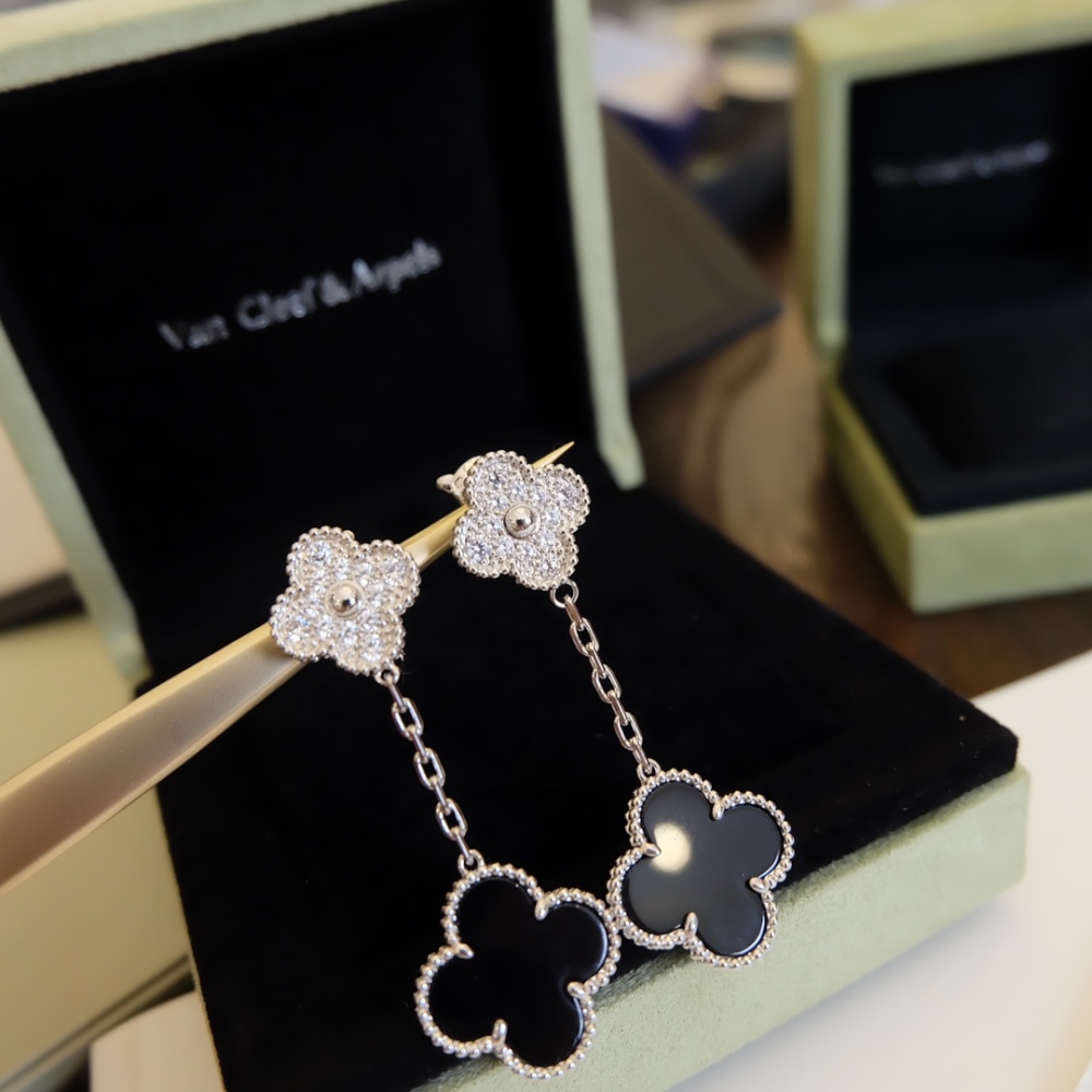 001 Van Cleef & Arpels Earrings