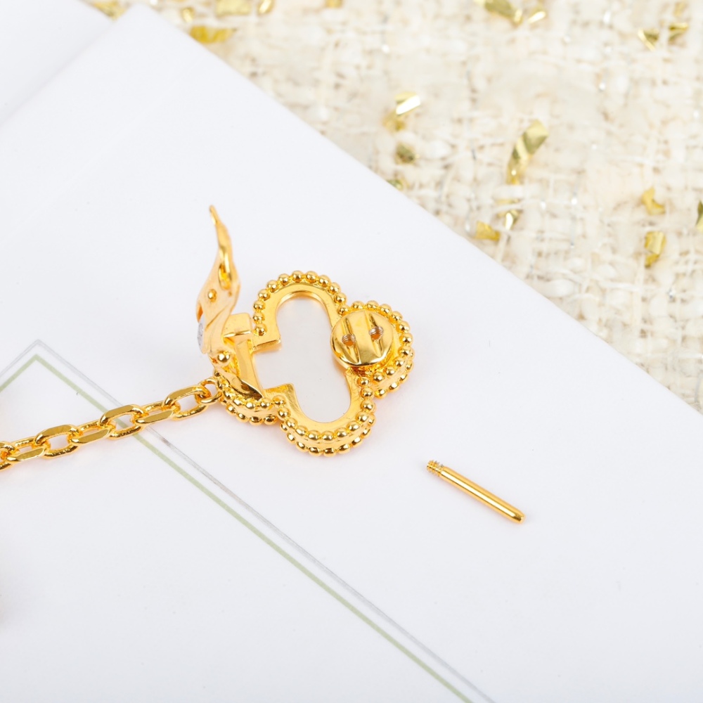 001 Van Cleef & Arpels Earrings