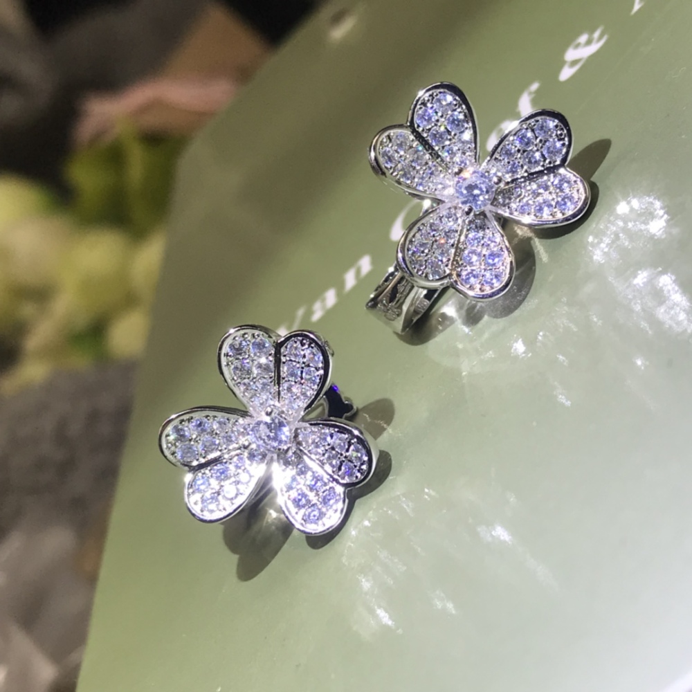001 Van Cleef & Arpels Earrings