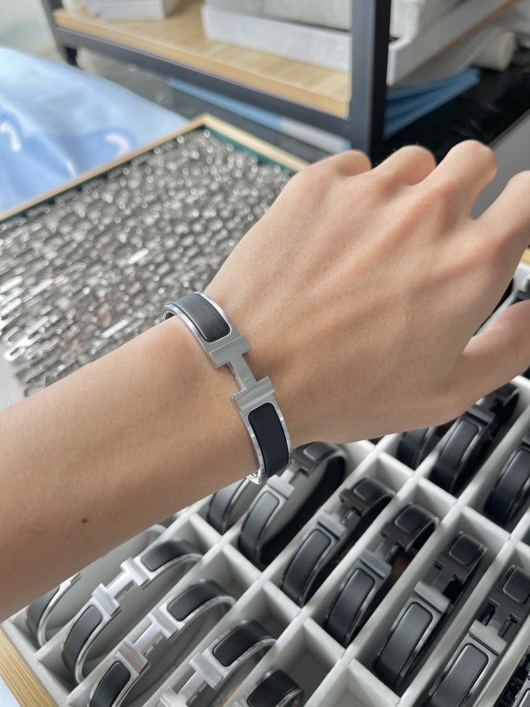 001 Hermès Hand bracelet