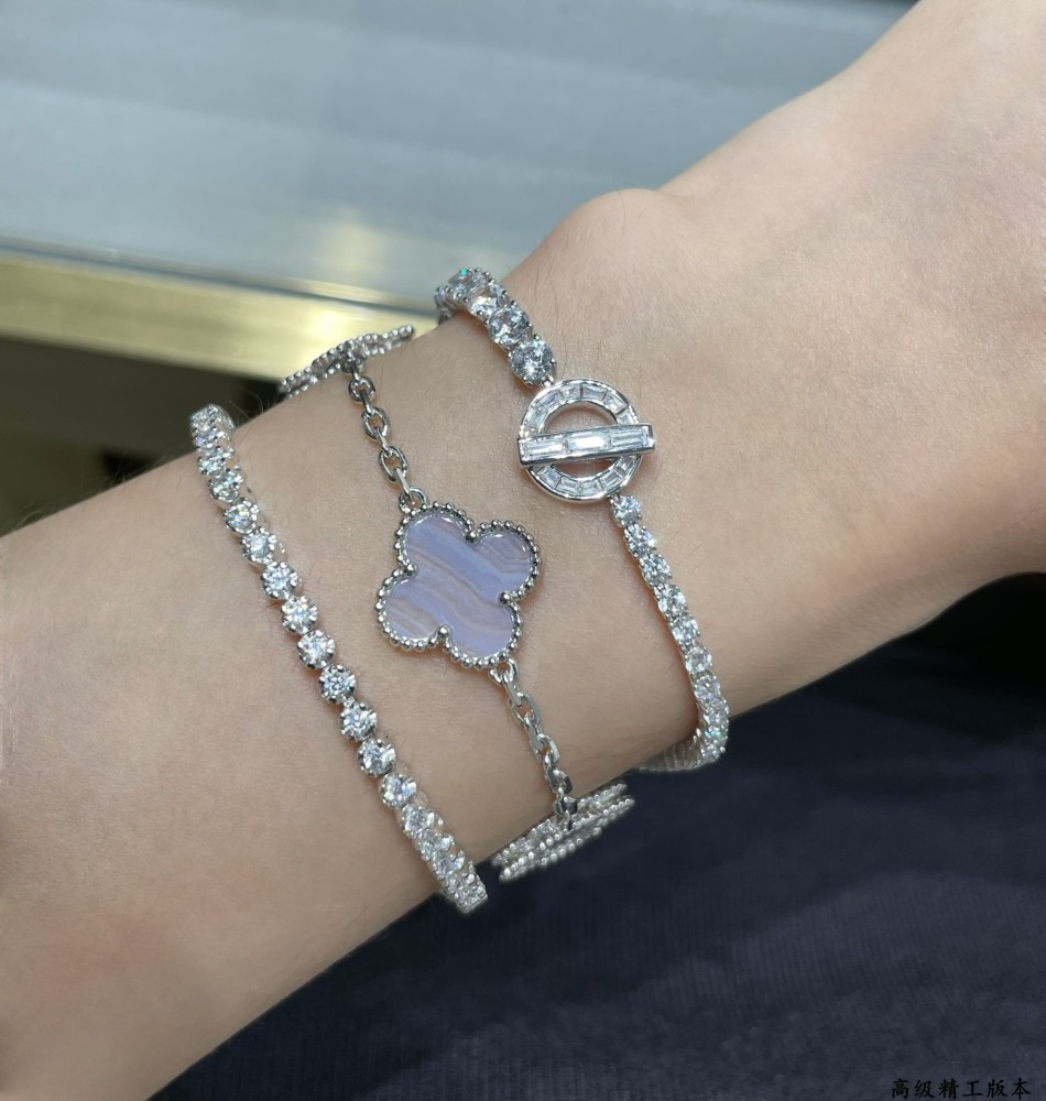 001 Hermès Hand bracelet