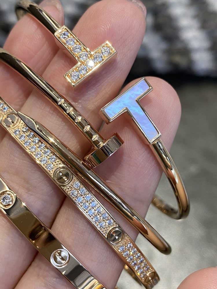 001 Cartier Hand bracelet