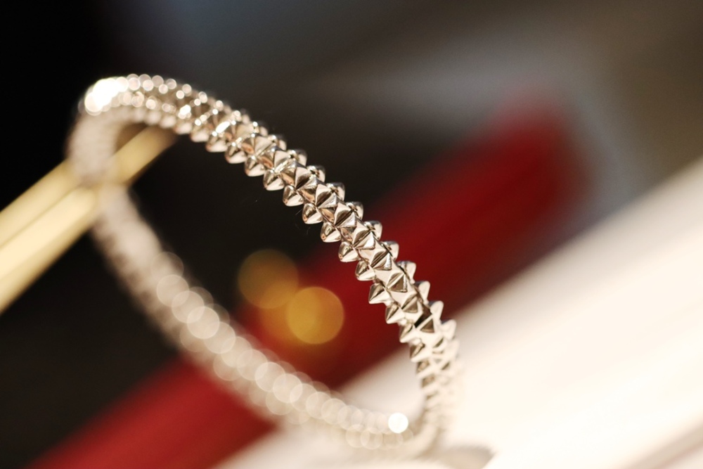 001 Cartier Hand bracelet