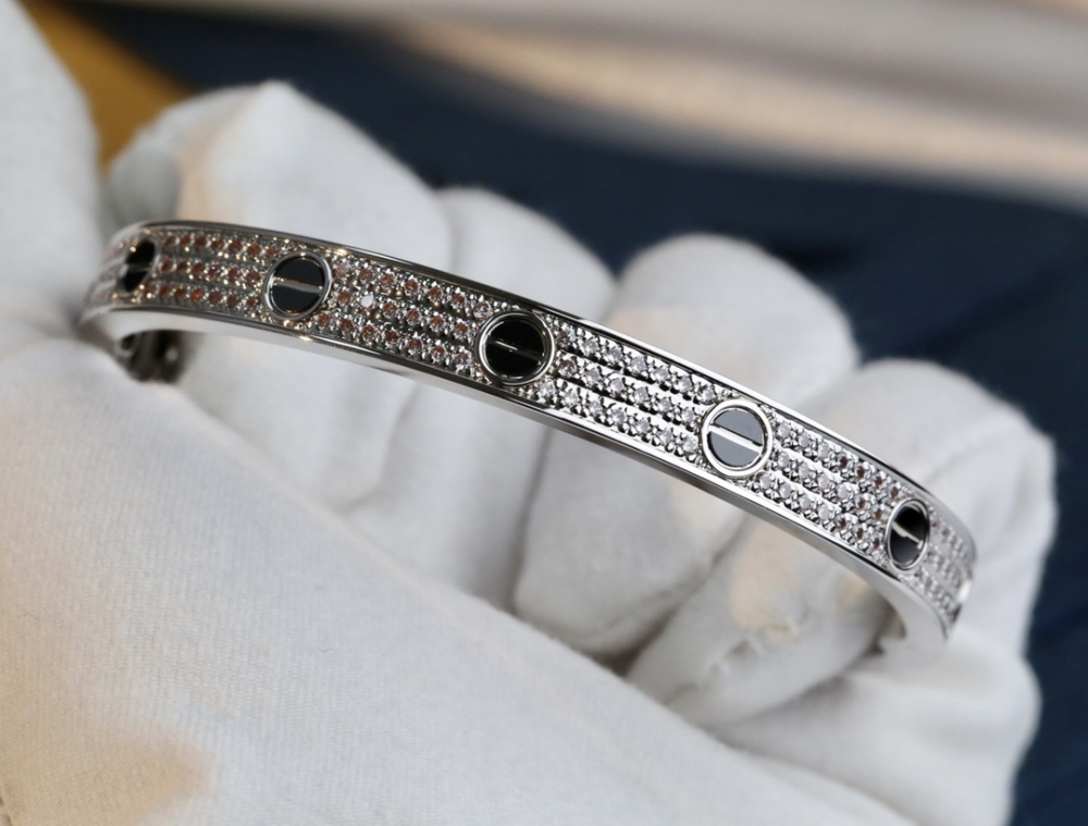 001 Cartier Hand bracelet
