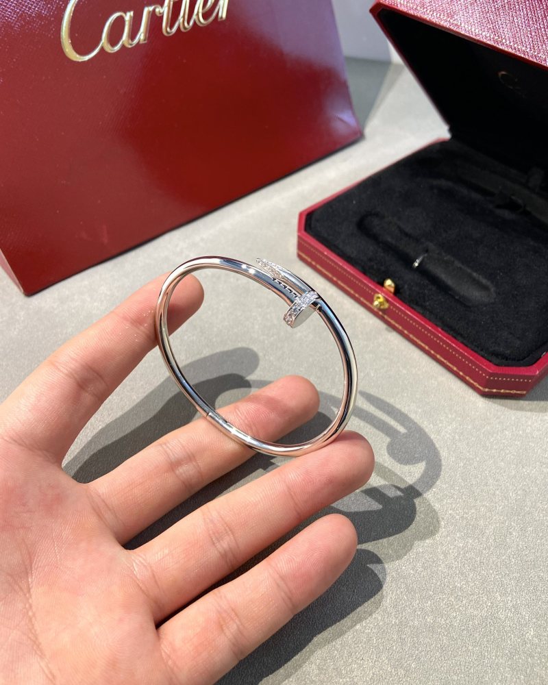 001 Cartier Hand bracelet