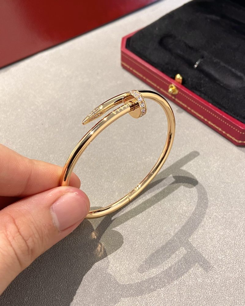 001 Cartier Hand bracelet