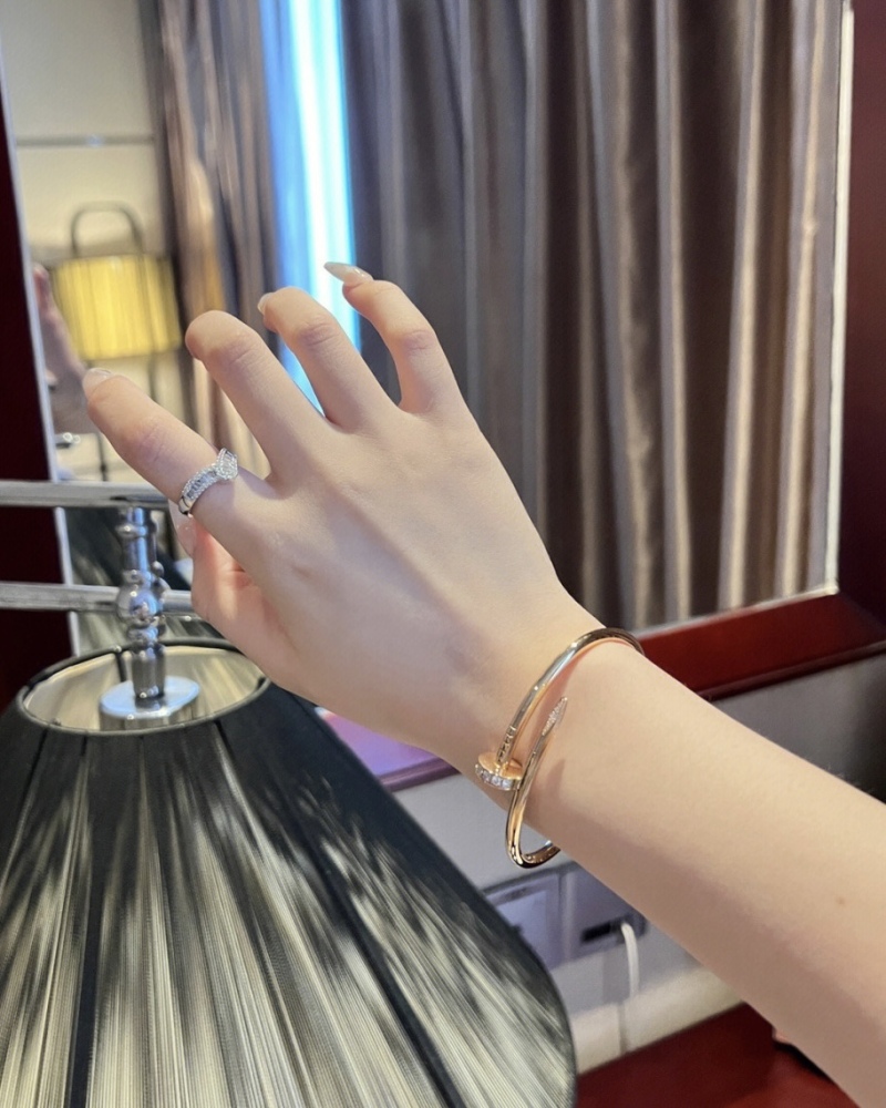 001 Cartier Hand bracelet