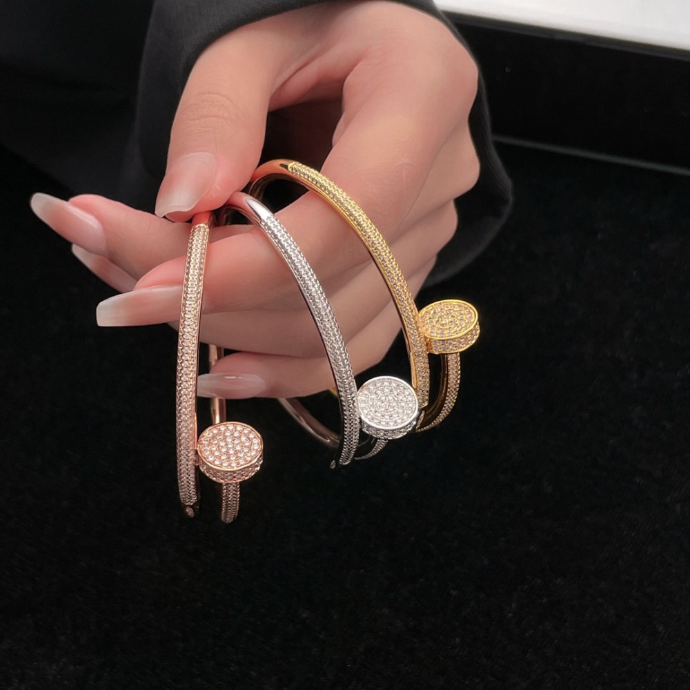 001 Cartier Hand bracelet