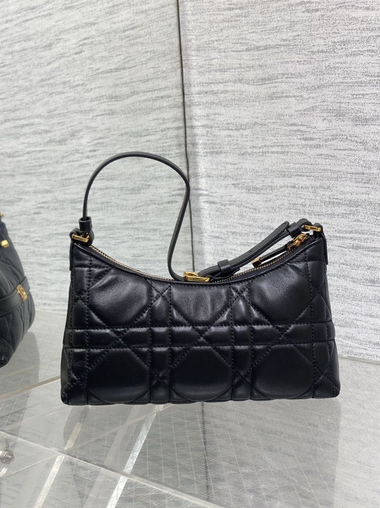 Compact and minimalist bag shape, paired with classic diamond grids and vintage gold letters, both fashionable and exquisite