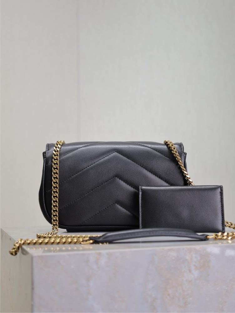 The new LouLou_ sheepskin style has a soft touch, and the entire bag is particularly exquisite and beautiful