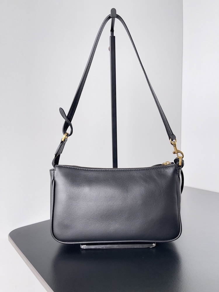 Balenciaga Rodeo's super popular Rodeo series has launched a new shoulder bag in black gold