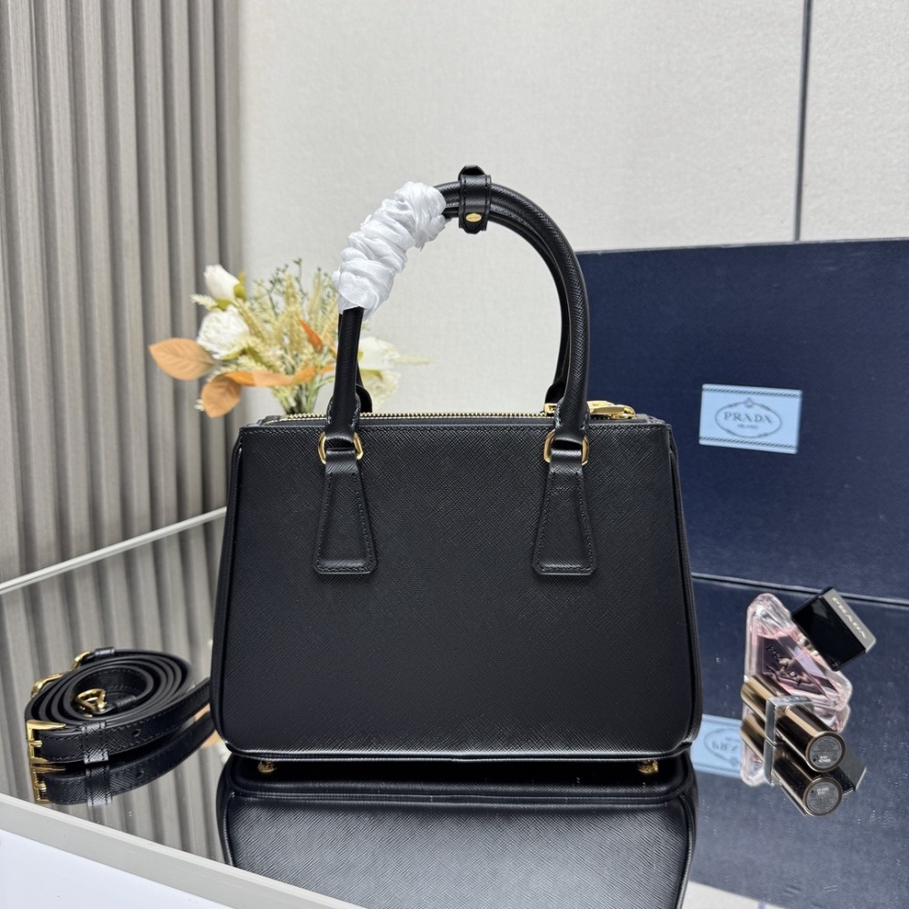 The Prada Galleria handbag reflects Prada's century old craftsmanship in the luxury leather goods field, reflecting the brand's modern style and stylistic characteristics