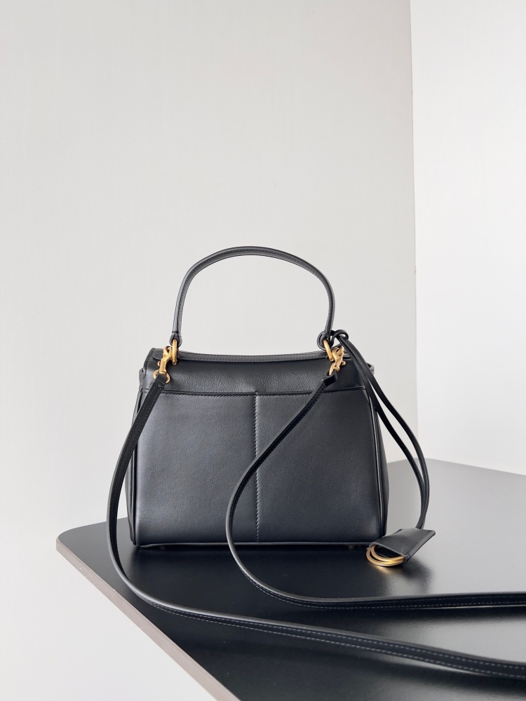 Balencia Rodeo mini, cool and sweet! The simple and soft body of the bag showcases irresistible fashion charm