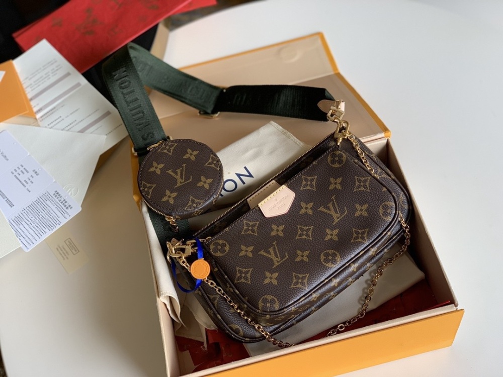 A small and lightweight classic style of three piece handbag made of Monogram canvas